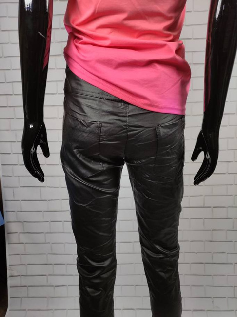 Import włoskie spodnie z ekoskóry gniecione elastyczne kolor czarny rozmiar uniwersalny wiązane w pasie wąska nogawka 7/8