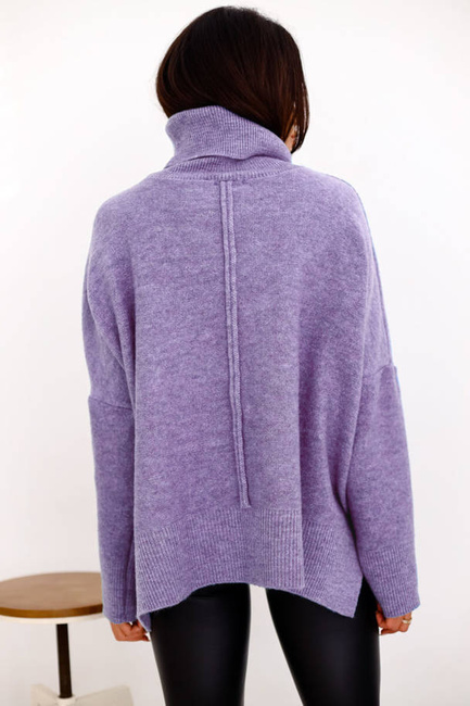 Sweter damski Me Gusta z golfem i ozdobnymi przeszyciami liliowy