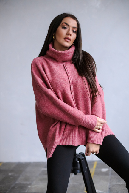 Sweter damski Me Gusta z golfem i ozdobnymi przeszyciami róż