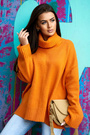 Luźny Sweter damski Me Gusta z golfem oversize pomarańczowy