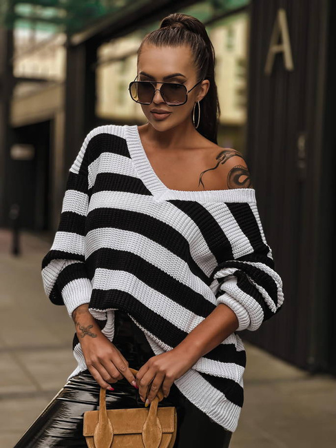 Sweter Me Gusta z dekoltem w serek w biało czarne pasy