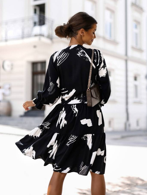 Rozszerzana sukienka z długim rękawem i dekoltem v Cocomore czarna