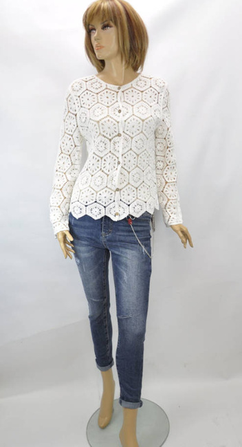 Import włoskie damskie Ażurowe wdzianko bolerko z długim rękawem zapinane na guziki białe