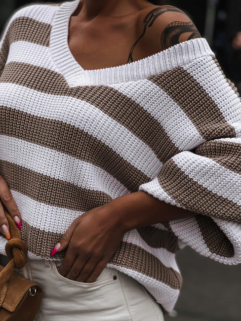 Sweter Me Gusta z dekoltem w serek w biało beżowe pasy