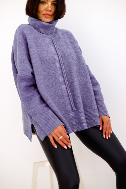 Sweter damski Me Gusta z golfem i ozdobnymi przeszyciami liliowy