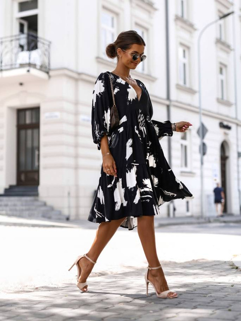 Rozszerzana sukienka z długim rękawem i dekoltem v Cocomore czarna