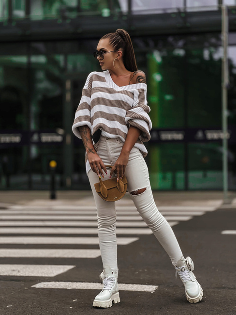 Sweter Me Gusta z dekoltem w serek w biało beżowe pasy