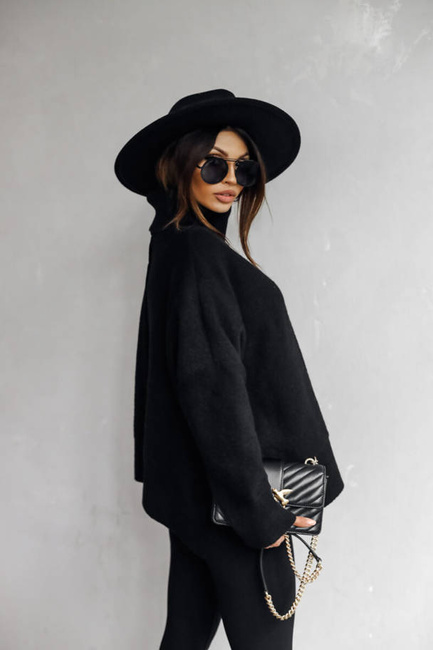 Sweter damski Me Gusta z golfem i ozdobnymi przeszyciami czarny