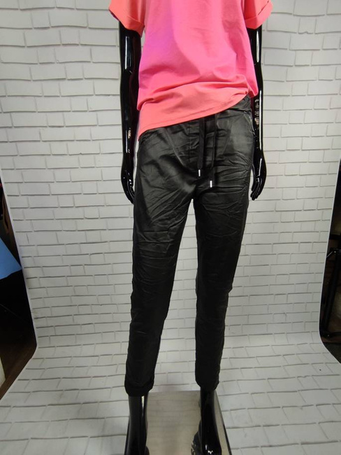 Import włoskie spodnie z ekoskóry gniecione elastyczne kolor czarny rozmiar uniwersalny wiązane w pasie wąska nogawka 7/8
