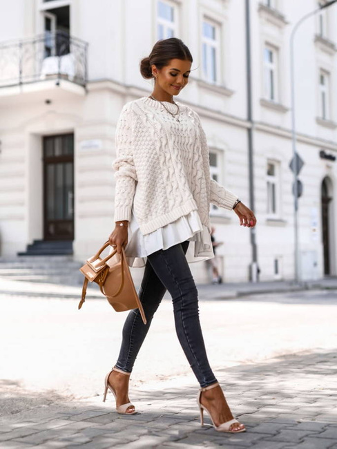 Sweter damski oversize z długim rękawem i okragłym dekoltem Cocomore kremowy