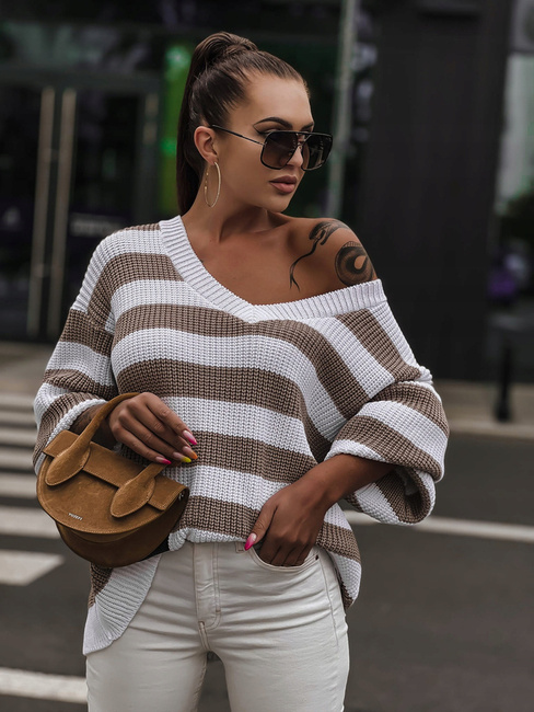 Sweter Me Gusta z dekoltem w serek w biało beżowe pasy